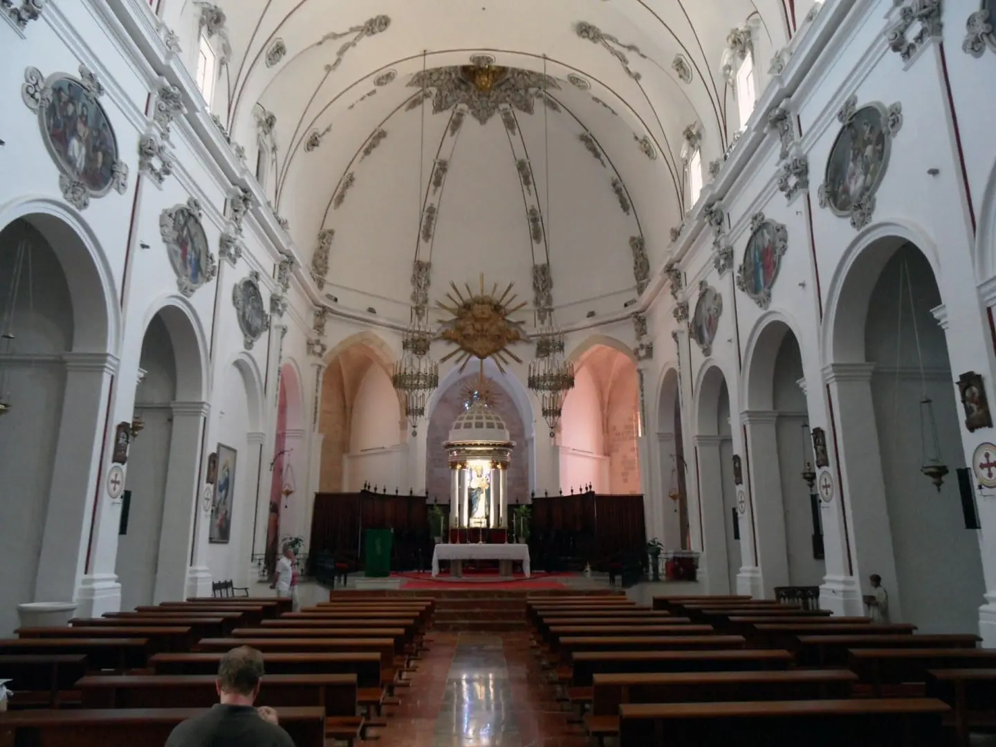(3.) Dentro de la catedral Ibiza (Isla) España