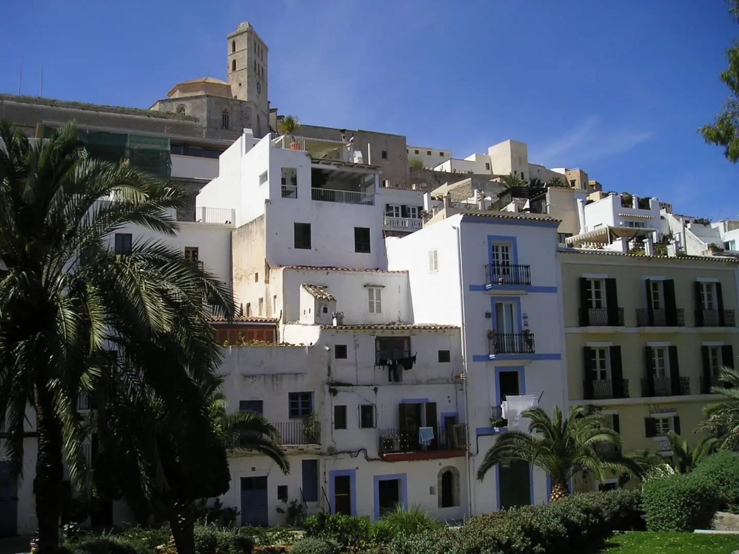 (2.) En el casco antiguo Ibiza (Isla) España