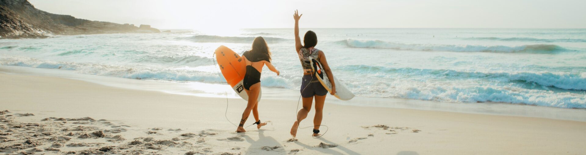 Surferas en la playa