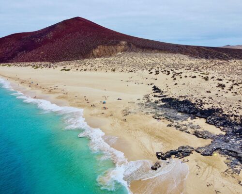 Disfruta de increíbles playas en Lanzarote desde Barcelona