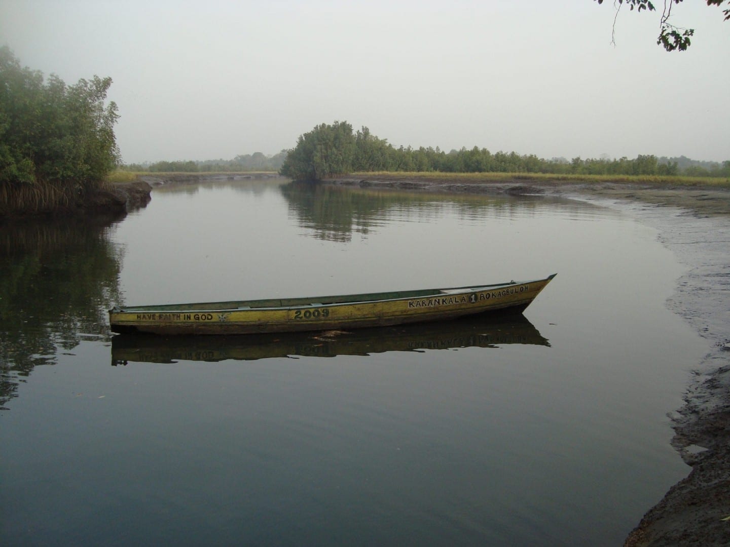 Barco de pesca en el río Port Loko Sierra Leone