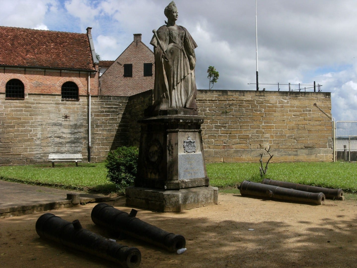 Cuando Surinam se independizó, la estatua de bronce de 1923 de la Reina holandesa Wilhelmina fue trasladada de lo que ahora es la Plaza de la Independencia a este lugar. Surinam