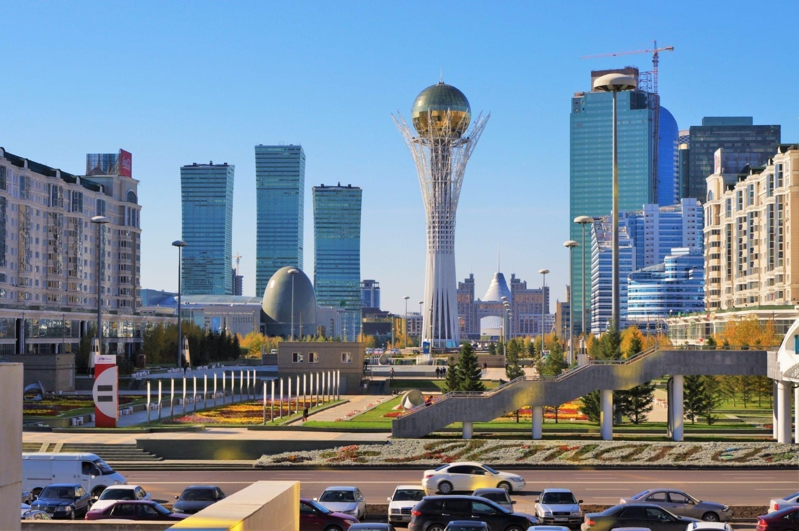 El centro con la Torre Baiterek en el medio Kazajistán