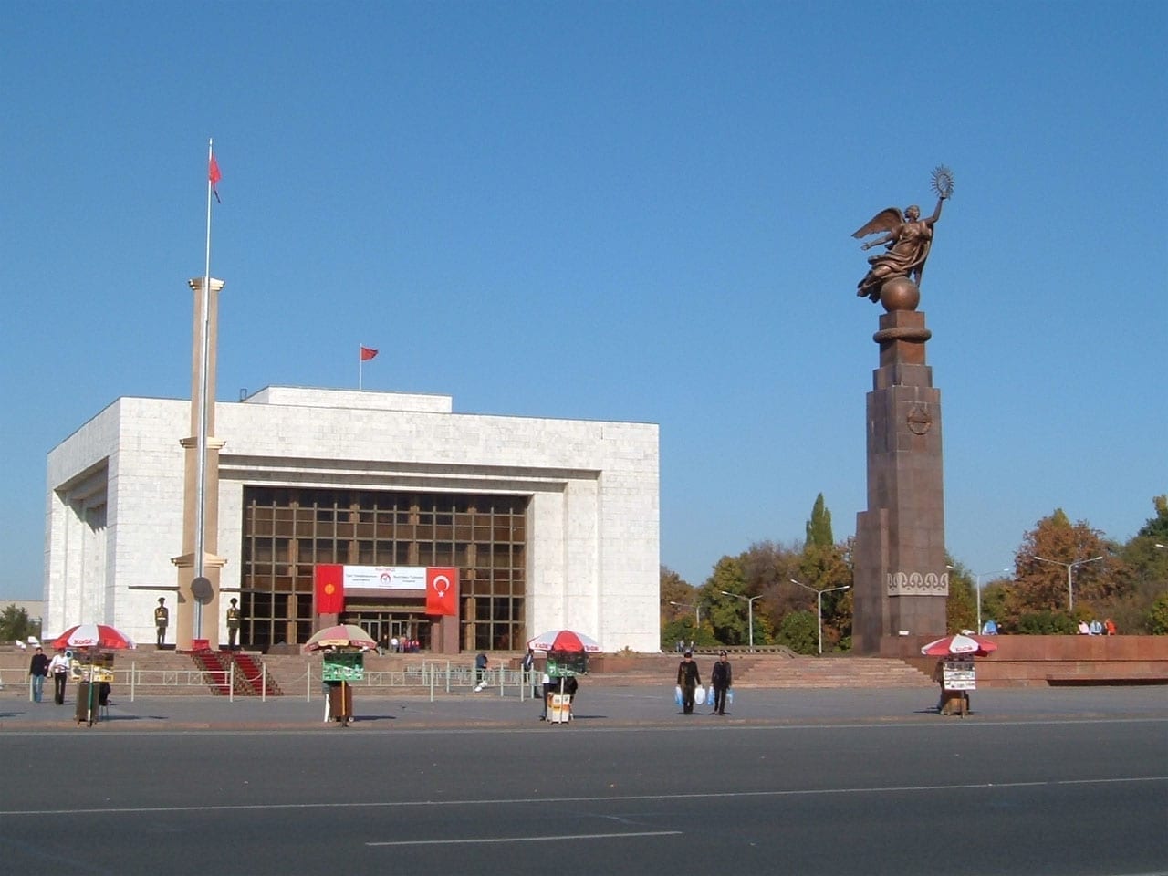 El Monumento a la Independencia en la plaza Ala-Too, con el Museo Histórico Nacional al fondo. Kirguizistán
