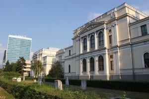 El Museo Nacional (derecha) y el edificio del Parlamento (izquierda). Bosnia y Herzegovina