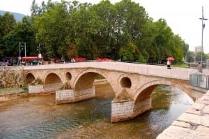 El Puente Latino de Sarajevo está justo enfrente de donde el Archiduque Francisco Fernando fue asesinado por Gavrilo Princip, poniendo en marcha el be Bosnia y Herzegovina