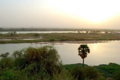 El río Níger cerca del puente Kennedy Níger