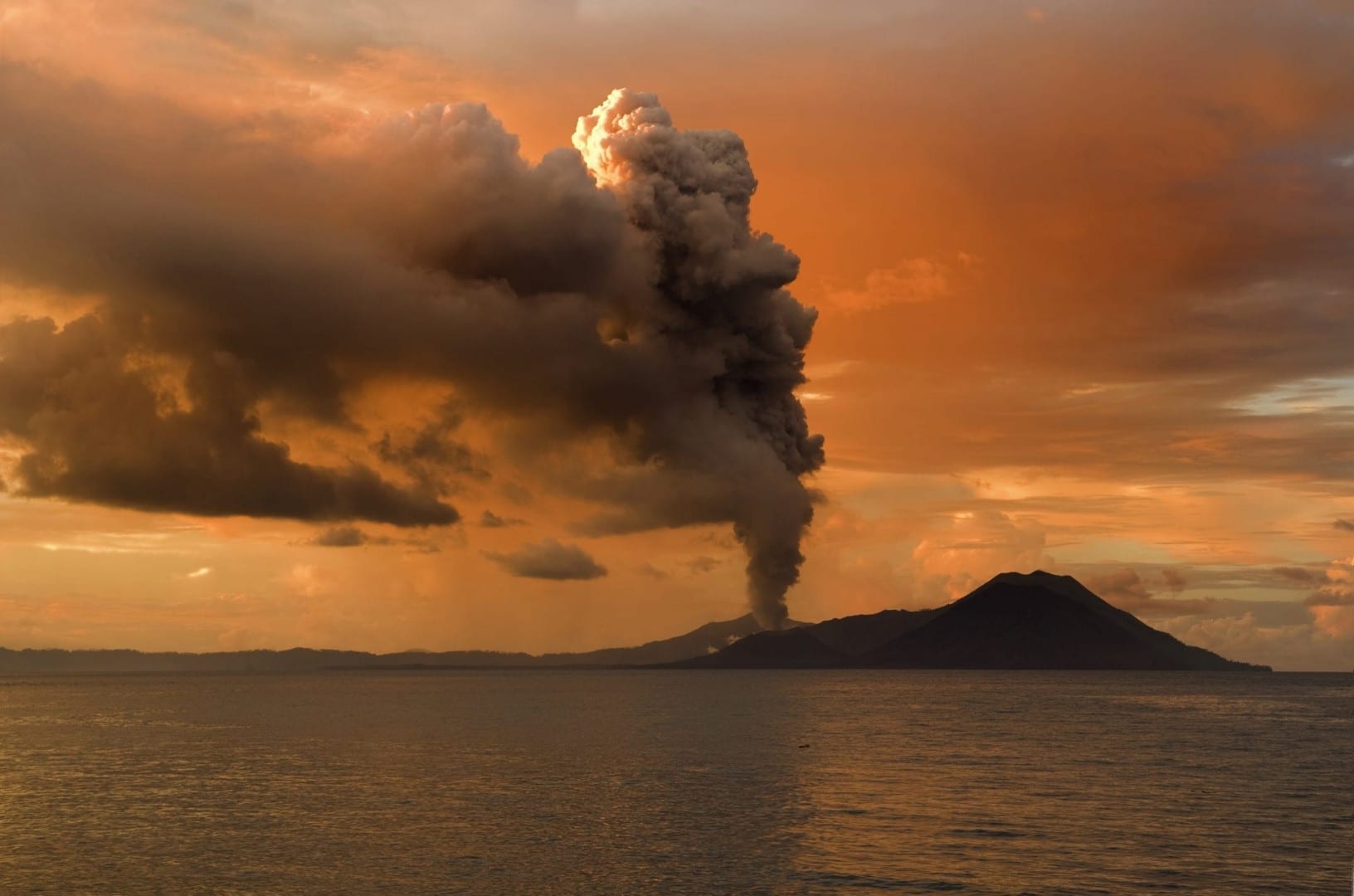 El volcán Tavurvur está muy cerca de Rabaul, en la Nueva Bretaña Oriental. Papúa Nueva Guinea