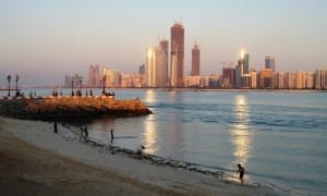La ciudad de Abu Dhabi brillando con la luz del atardecer. Emiratos Árabes Unidos