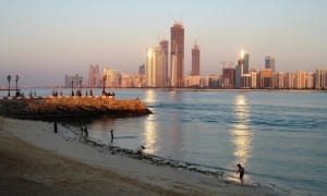 La ciudad de Abu Dhabi brillando con la luz del atardecer. Emiratos Árabes Unidos