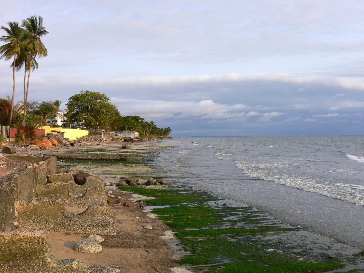 La escena de la playa de Libreville Gabón