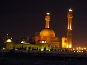 La mezquita de Al-Fateh de noche Bahrein