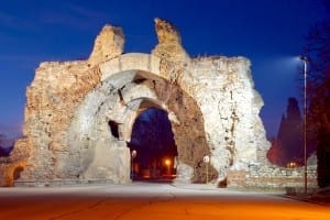 La Puerta Sur de noche Bulgaria