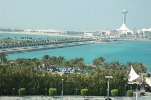 Las aguas turquesas del Golfo Pérsico a lo largo de la Corniche, con el centro comercial Marina al fondo Emiratos Árabes Unidos