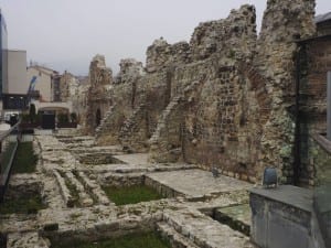 Las ruinas de Tashlihan entre el Hotel Europa y la bezestán. Bosnia y Herzegovina