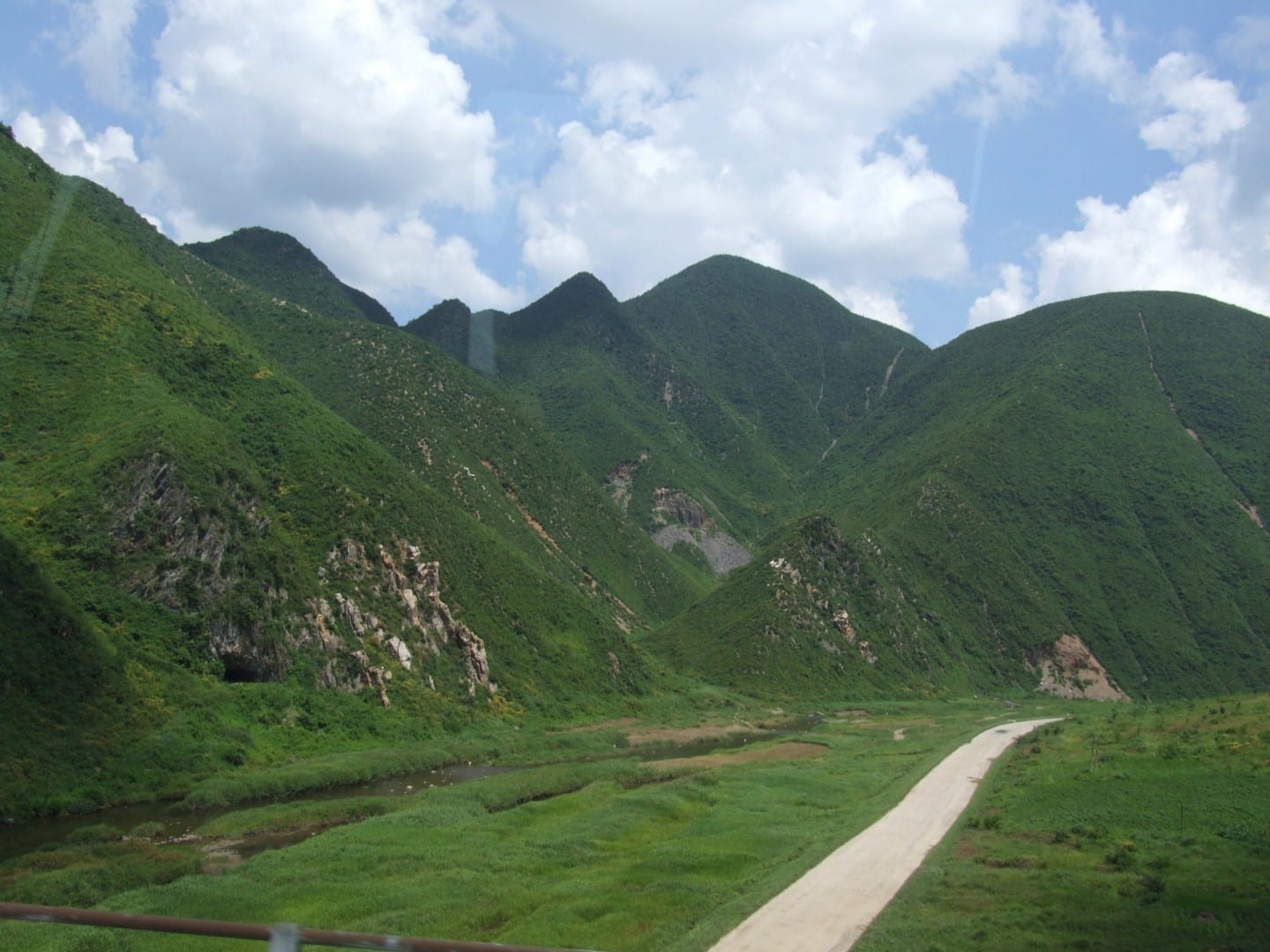 Paisajes montañosos cerca de Kaesong Corea del Norte