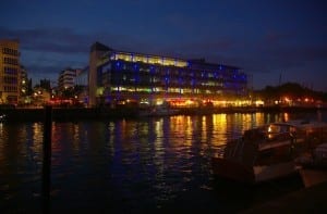 Parte del desarrollo de Harbourside por la noche. ¡Puede valer la pena dar un paseo por el muelle cuando oscurezca! Reino Unido