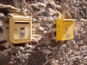 Un edificio con dos buzones en la parroquia de La Massana Andorra