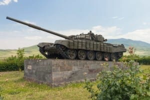 Un tanque T-72 como parte de un memorial de guerra en Stepanakert Azerbaiyán