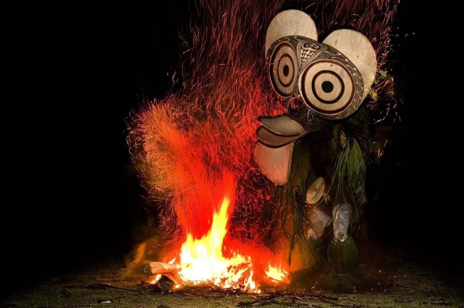 Una bailarina del fuego de Baining entrando en las llamas en Nueva Bretaña Papúa Nueva Guinea