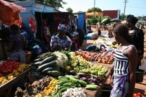 Una rica selección de vegetales en el mercado de Banfora Burkina Faso