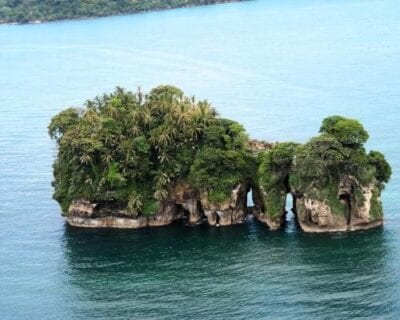 (2.) Isla Colón Panamá