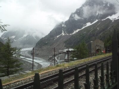 Al glaciar Mer de Glace se puede llegar en tren cremallera Chamonix Francia