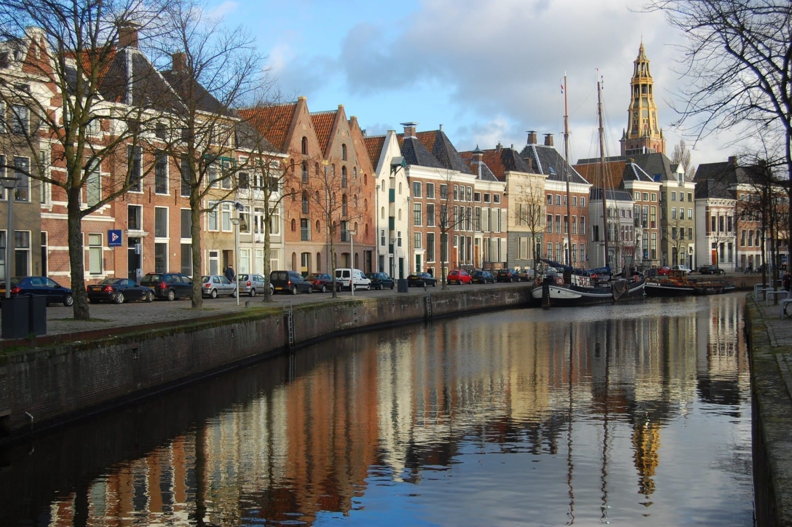 Antiguos almacenes a lo largo del canal de Hoge der Aa. En el fondo, se puede ver la torre del Aa-Kerk. Groninga Países Bajos