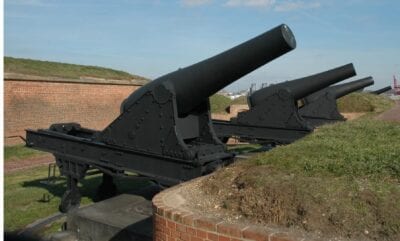 (5.) Armas de 8 pulgadas en Fort McHenry Baltimore Estados Unidos