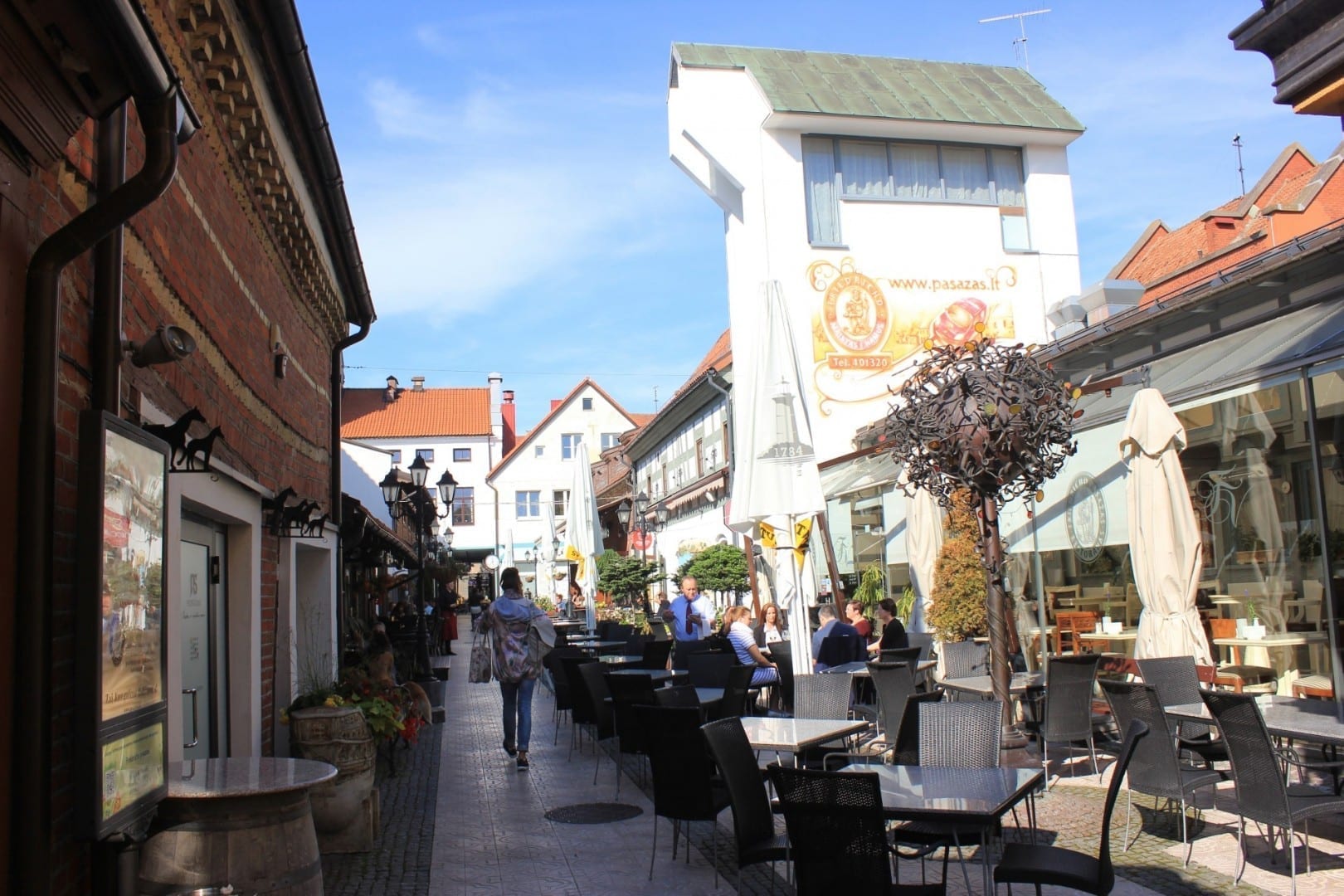 Asientos al aire libre en la calle del restaurante Pasaż Fryderyka Klaipėda Lituania