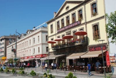 Atatürk Alani, la calle que rodea el parque Meydan en el centro de Trabzon Trebisonda Turquía