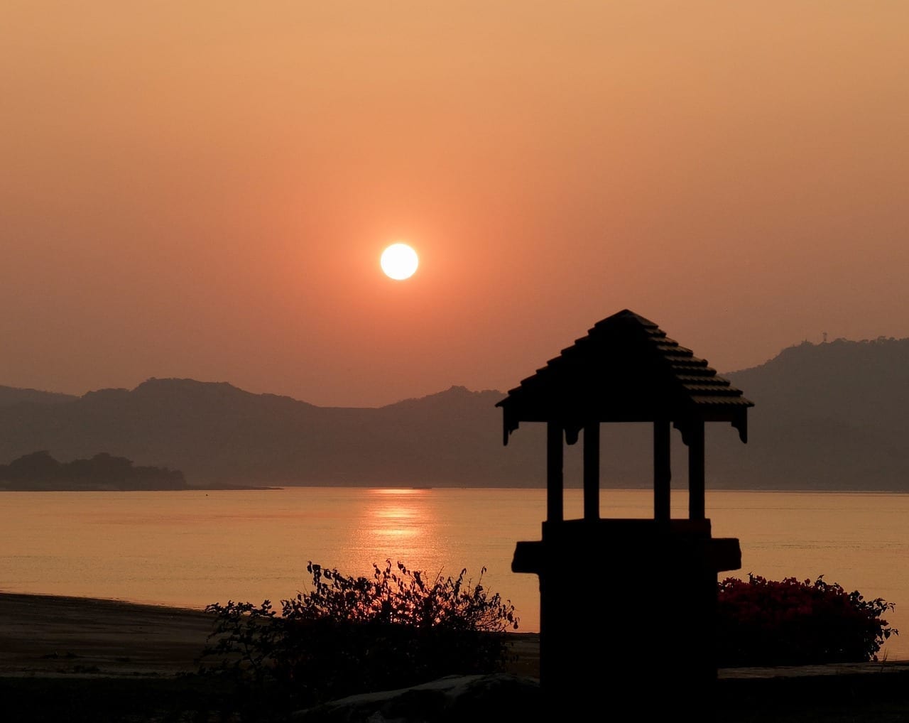 Bagan Puesta De Sol Meditación Myanmar