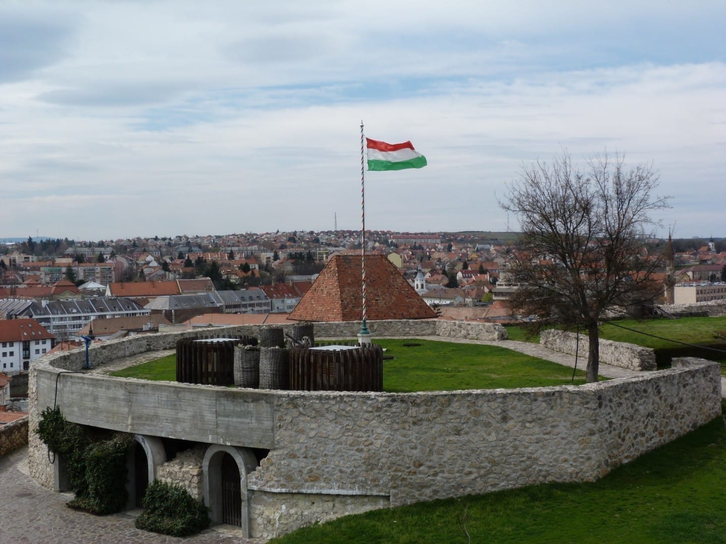Bandera nacional húngara sobre el Castillo de Eger Eger Hungría