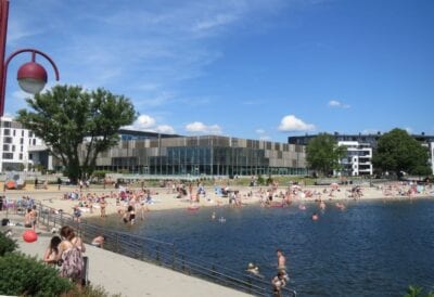 Bystranda y Aquarama (edificio gris al fondo) en un caluroso día de verano Kristiansand Noruega