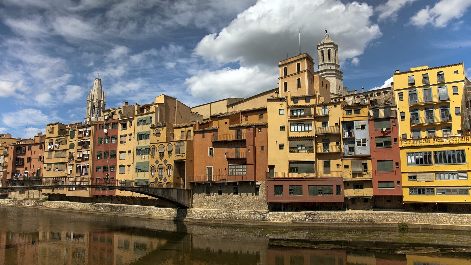Casas de colores que cuelgan sobre el río Onyar Girona España