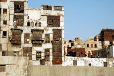 Casas tradicionales de coral frente al Souq al-Alawi en al-Balad Jeddah Arabia Saudí