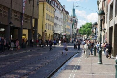 Con ambos Kaufhof, Karstadt y otras tiendas, la Kaiser-Josef-Straße (KaJo) es el lugar para ir de compras en Friburgo. Freiburg im Breisgau Alemania