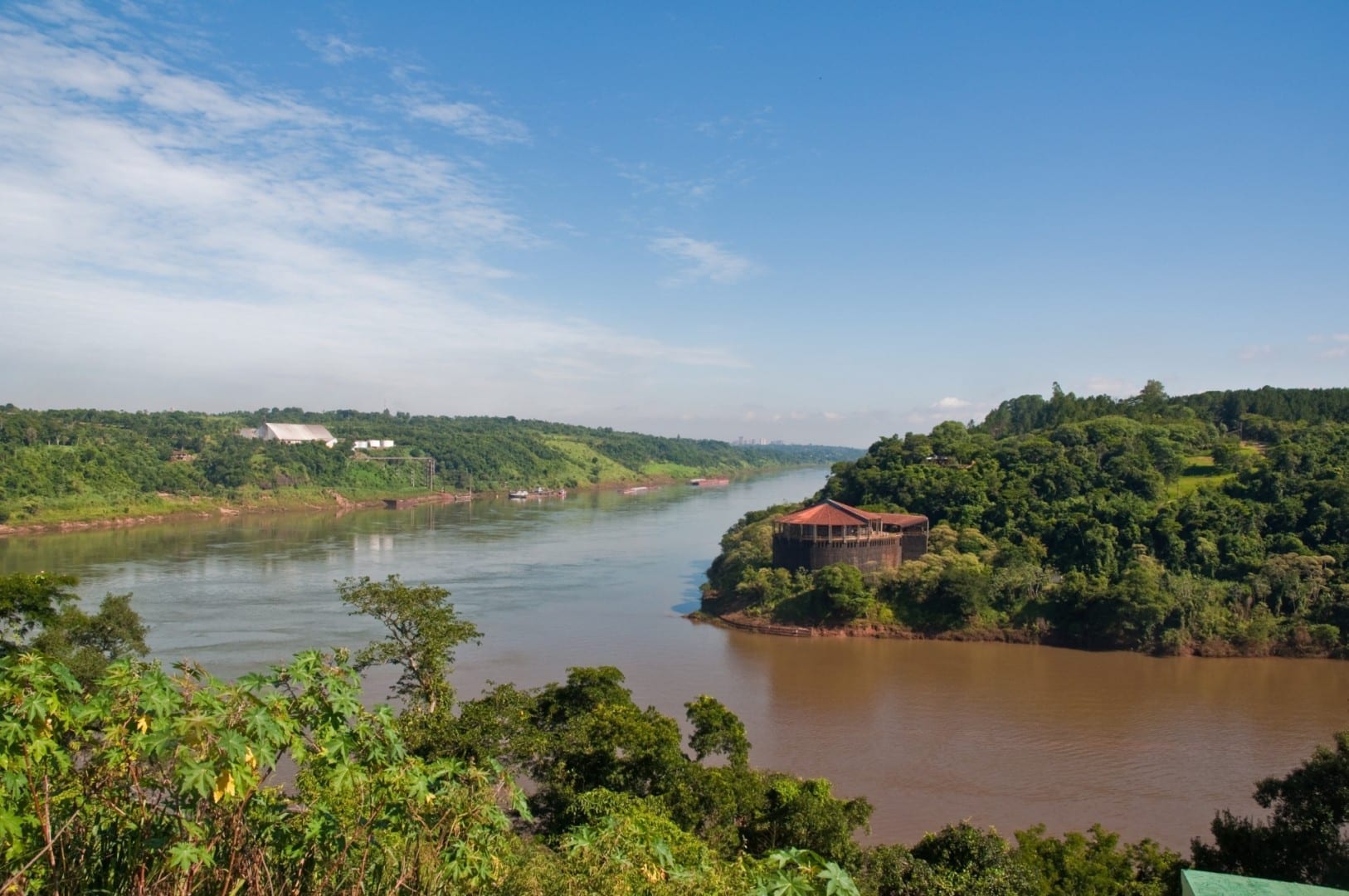 Confluencia de los ríos Iguazú y Paraná, con la Triple Frontera al fondo Puerto Iguazú Argentina