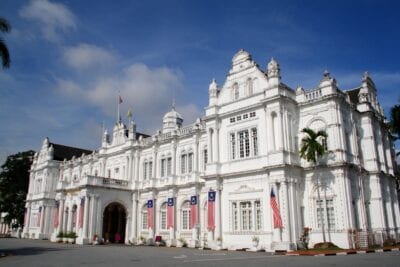 El ayuntamiento fue construido en 1903 y todavía está en uso por el gobierno local de la ciudad. George Town Malasia
