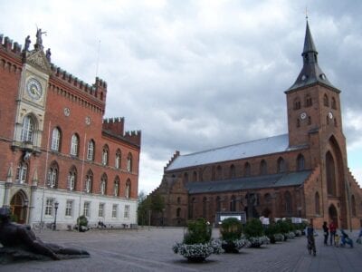 El Ayuntamiento y la Iglesia de San Knud Odense Dinamarca