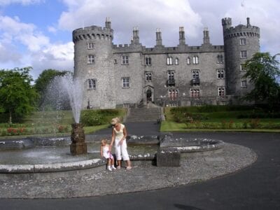 El castillo de Kilkenny visto desde el jardín de rosas Kilkenny Irlanda
