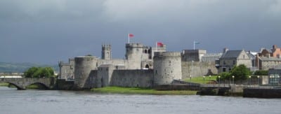El castillo del Rey Juan en el río Shannon Limerick Irlanda