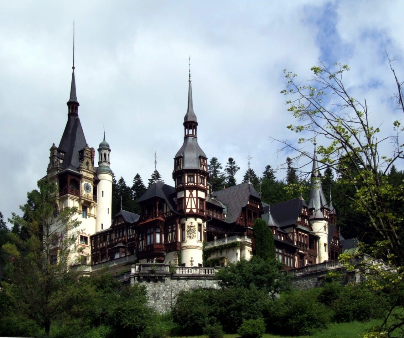 El castillo Peleş es el principal punto de referencia de la ciudad. Sinaia Rumania
