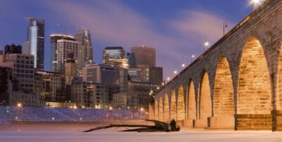 El centro de Minneapolis desde el otro lado del río Mississippi Minneapolis Estados Unidos