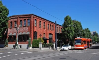 El Distrito de las Perlas, con un tranvía que pasa Portland OR Estados Unidos