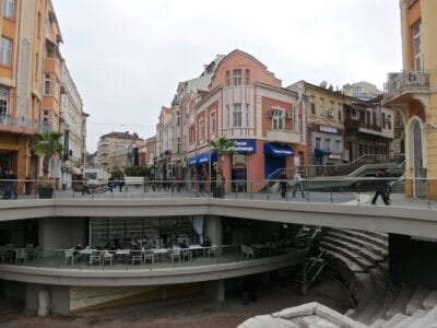 El Estadio Romano (visto desde los asientos) está literalmente bajo las calles de la ciudad de Plovdiv. Plovdiv Bulgaria