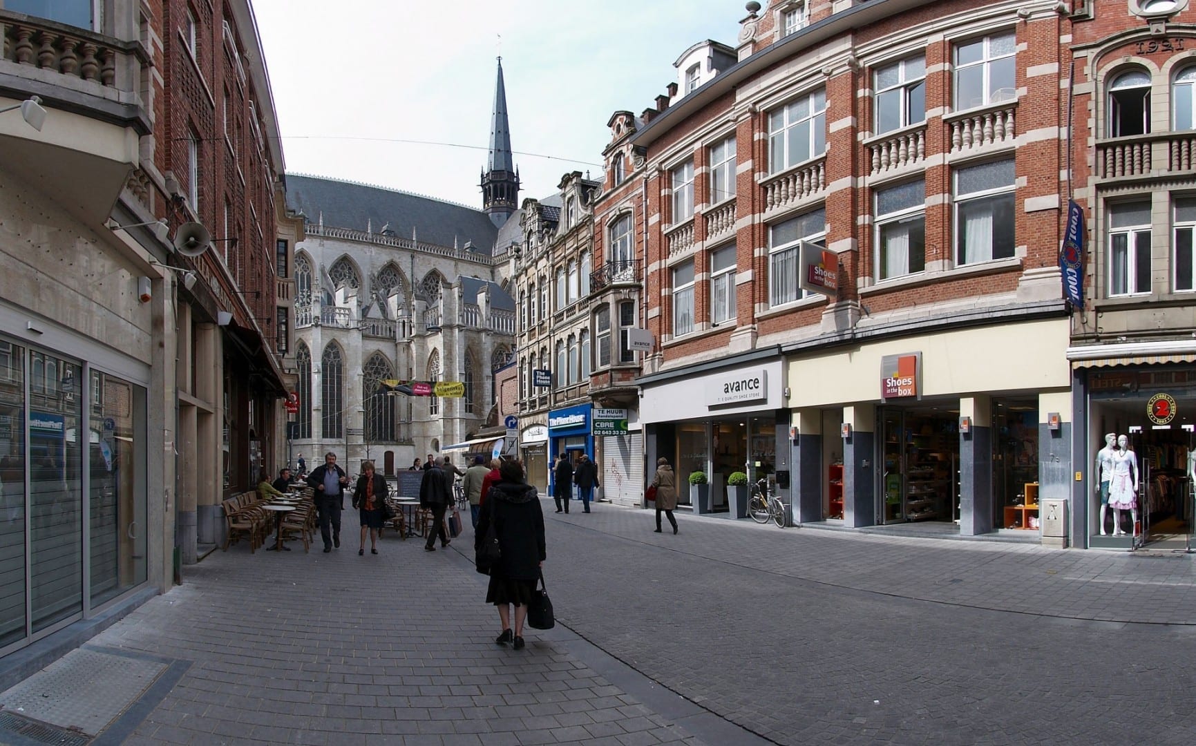 El final de la Diestsestraat, cerca de la Iglesia de San Pedro. Lovaina Bélgica