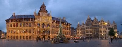 El Grote Markt con los Stadhuis Amberes Bélgica