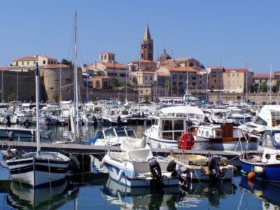 El horizonte de la Ciudad Vieja y el puerto deportivo Alghero Italia