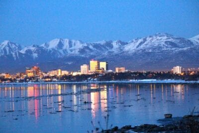 El horizonte del fondeadero con las montañas Chugach al fondo Anchorage Estados Unidos